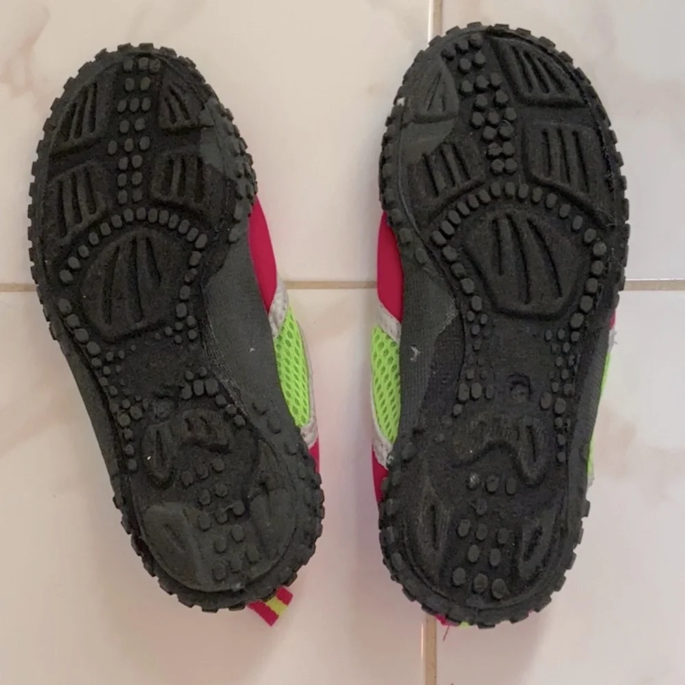 5/$25 - Fresko girls fuchsia and lime green water/swim shoes in little kid 13